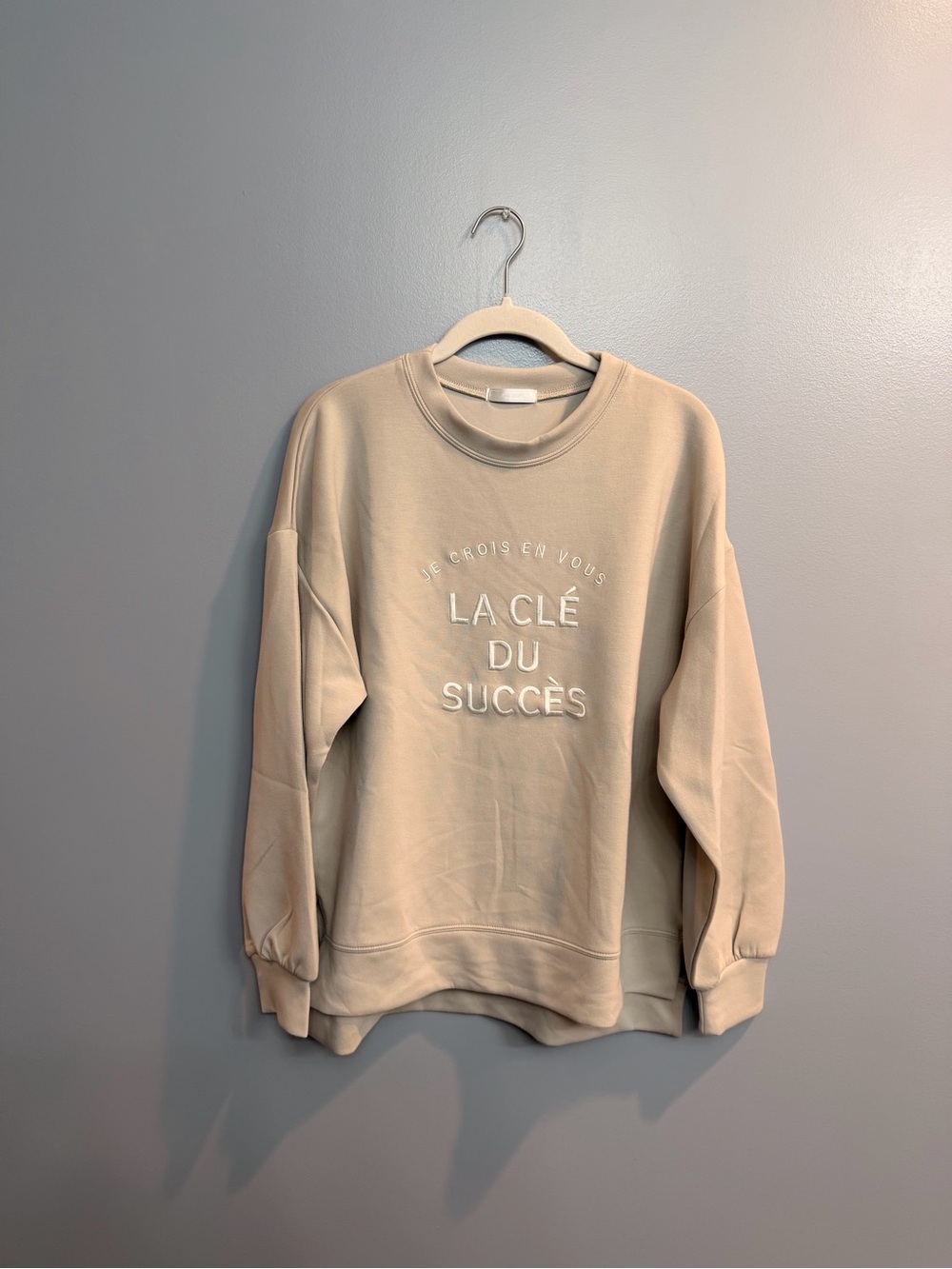 Neutral Beige Graphic Sweatshirt - La Clé du Succès